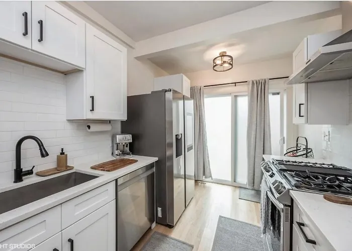 Holiday home Charm 15min To Chi Loop