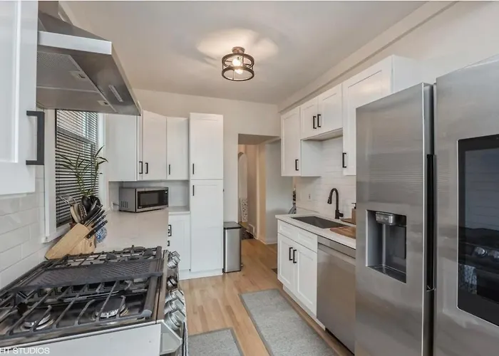Holiday home Charm 15min To Chi Loop *